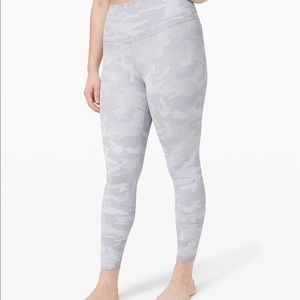 (SIZE 2) Wunder Under High-Rise Tight 25”
Luxtreme Incognito Camo Jacquard White